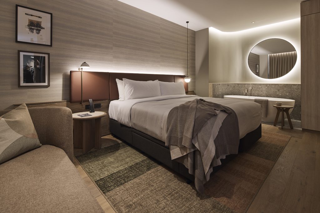 Rydges Melbourne Hotel_Rydges Deluxe Apartment_Bedroom with free-standing bathtub