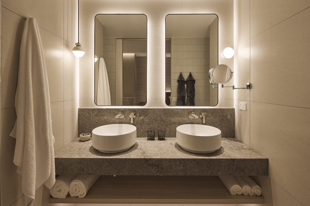 Rydges Melbourne_Rydges Deluxe Apartment_Bathroom with Double Vanity