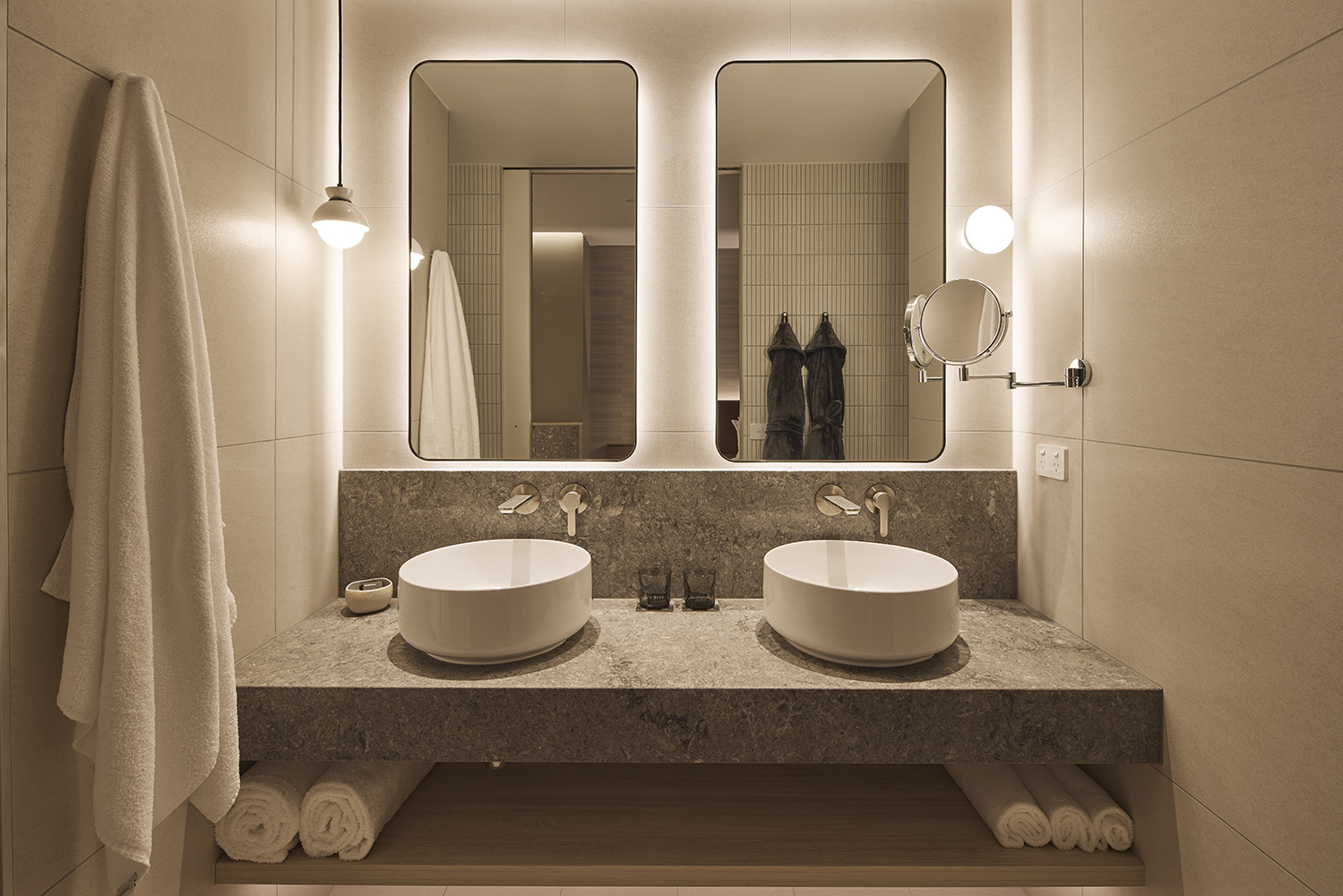 Rydges Melbourne_Rydges Deluxe Apartment_Bathroom with Double Vanity