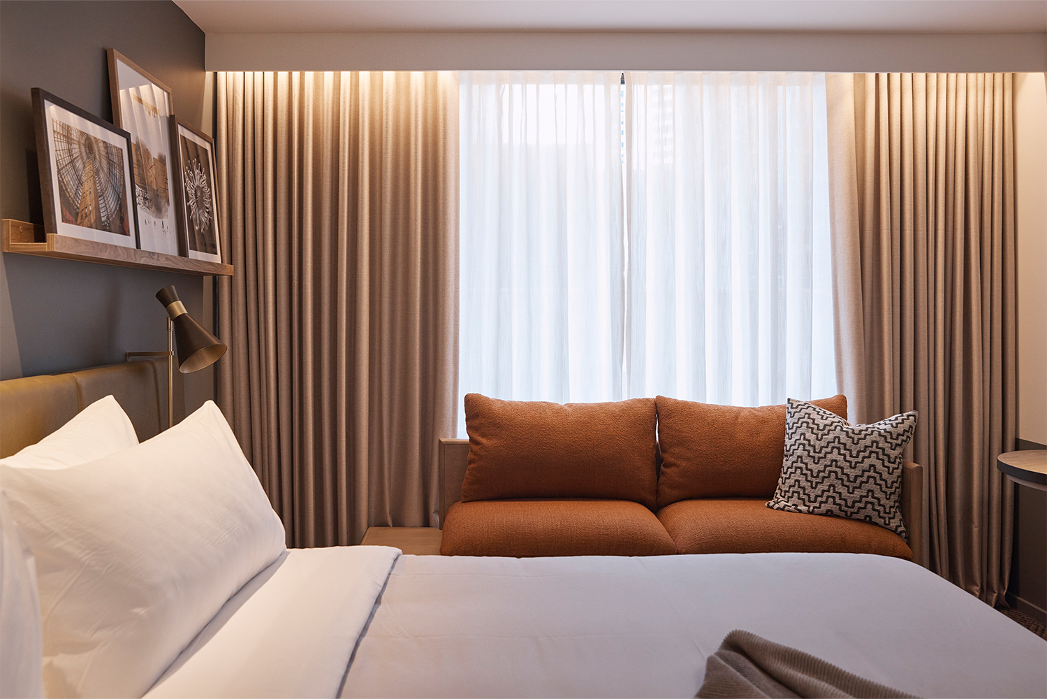Rydges Melbourne_Rydges King Room Bedroom