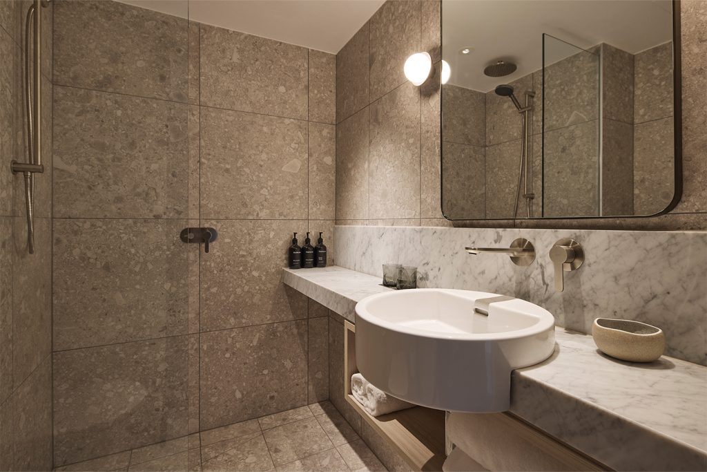 Rydges King Room_Bathroom