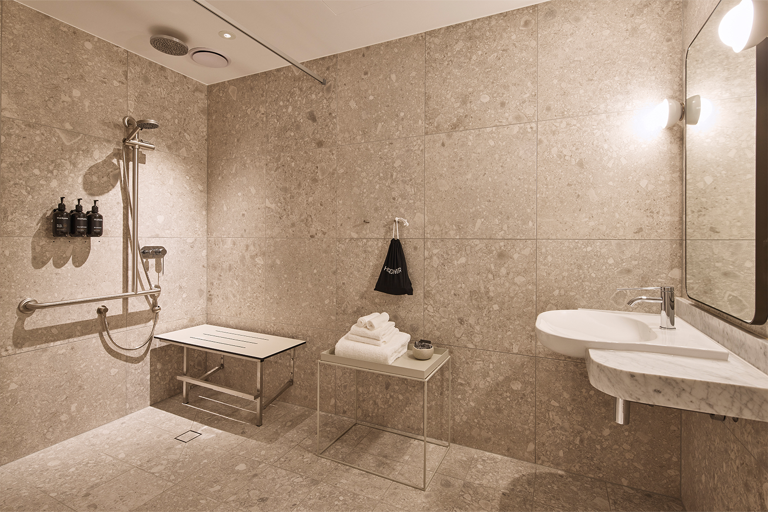 Rydges Melbourne Hotel_Accessible King Room_Accessible Bathroom