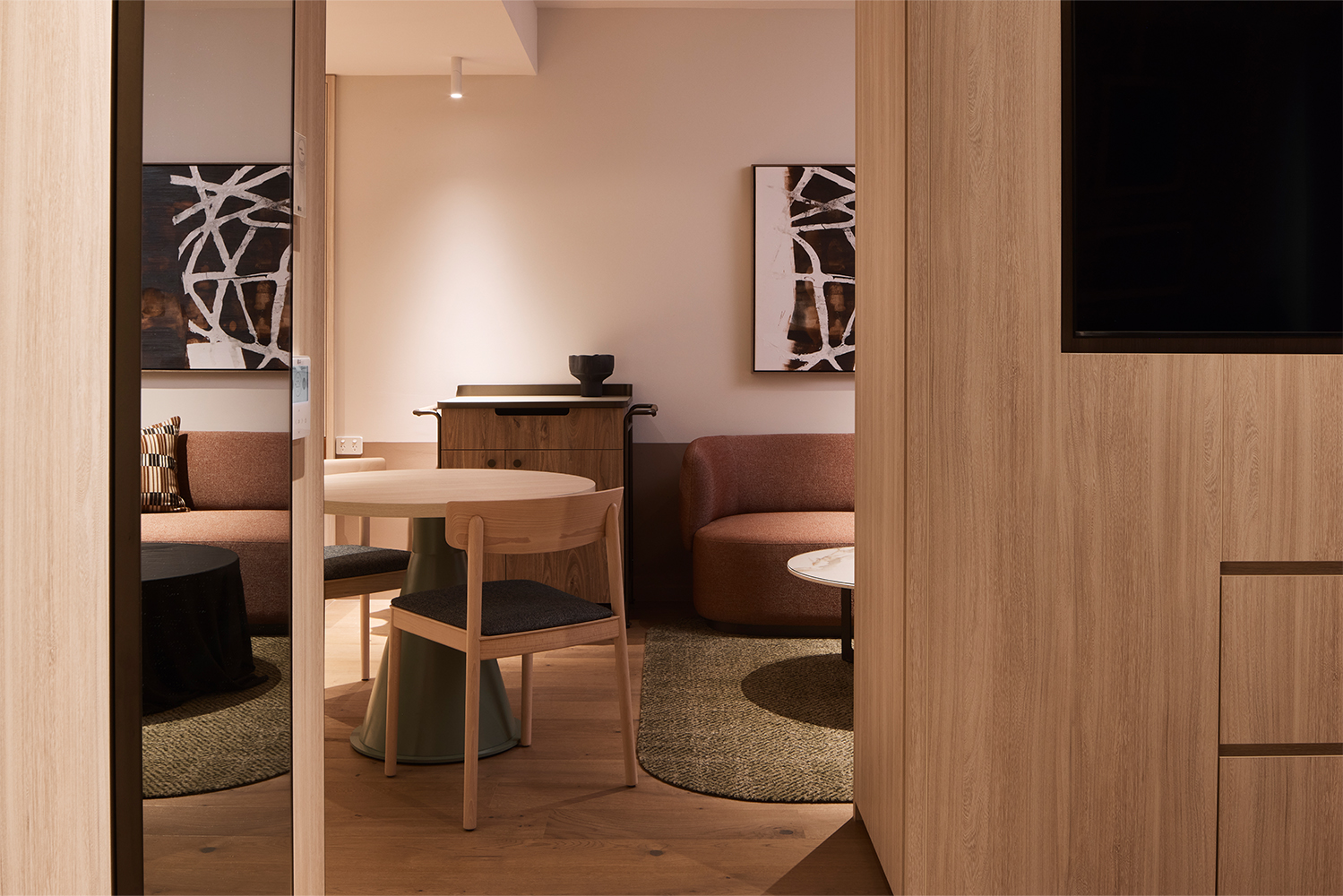 Rydges Melbourne Hotel_Accessible King Room_Living Room