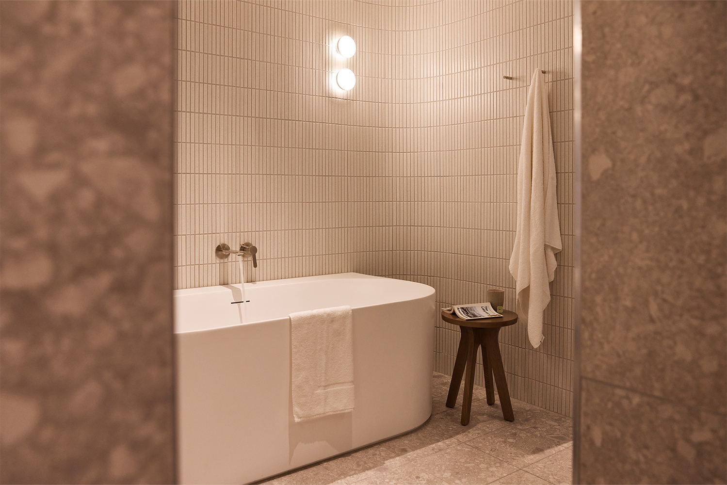 Rydges Melbourne Hotel_Corner King Room_Deep Soaker Bathtub
