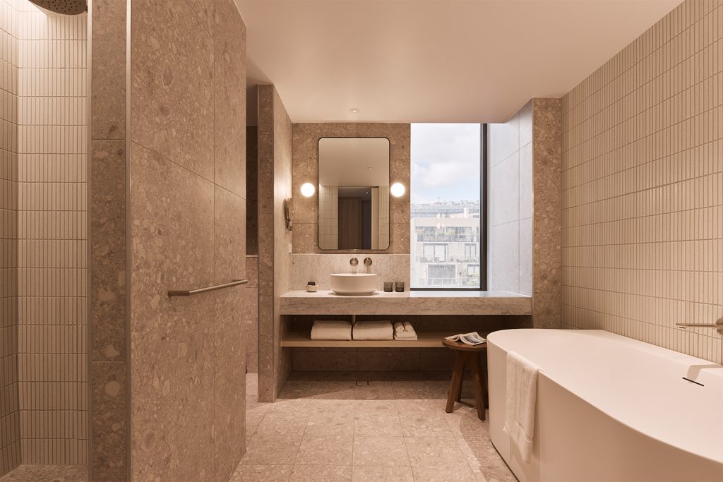 Rydges Melbourne Hotel_Corner King Room_Bathroom