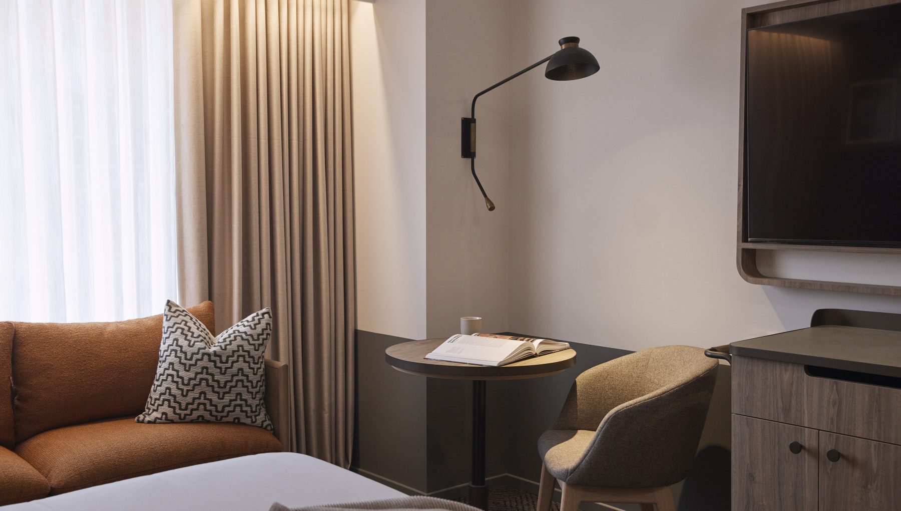 Rydges Melbourne Hotel_Rydges Deluxe King Room_Working Space