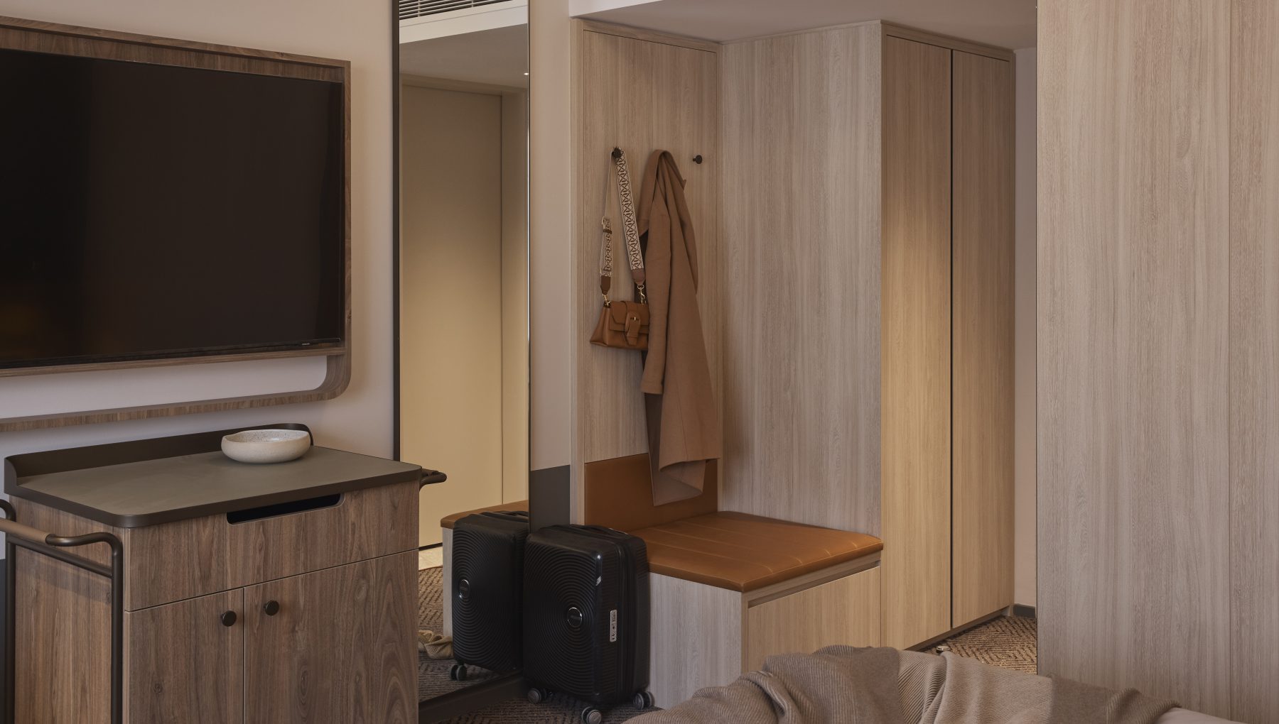 Rydges Melbourne Hotel_Rydges Deluxe King Room_Wardrobe