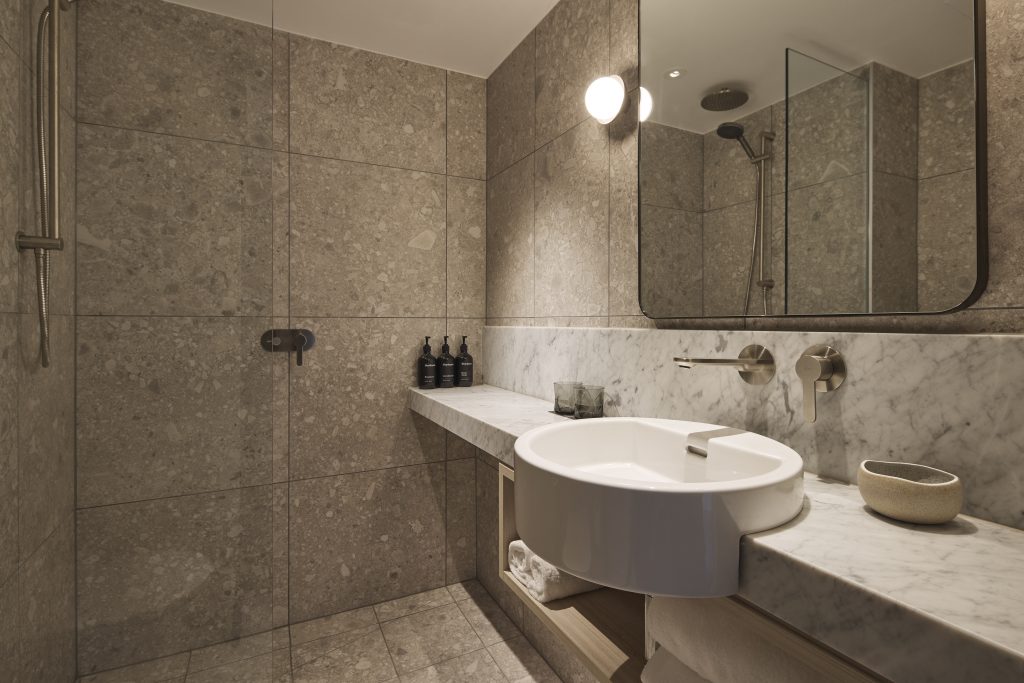 Rydges Melbourne Hotel_Rydges Deluxe King Room_Bathroom