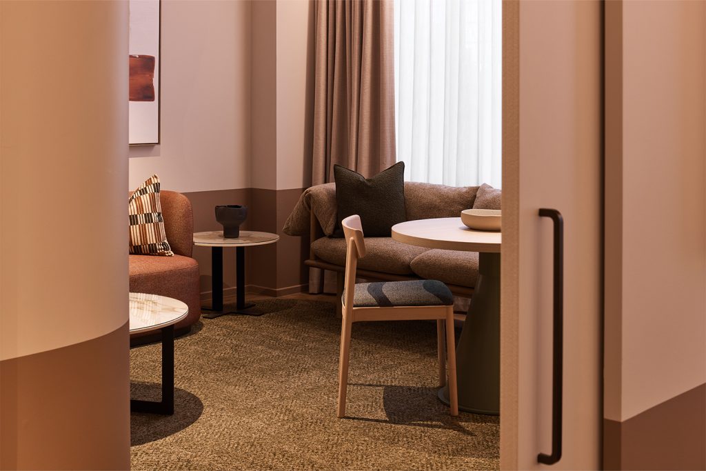 Rydges Melbourne Hotel_Rydges Twin King Suite_Living Room