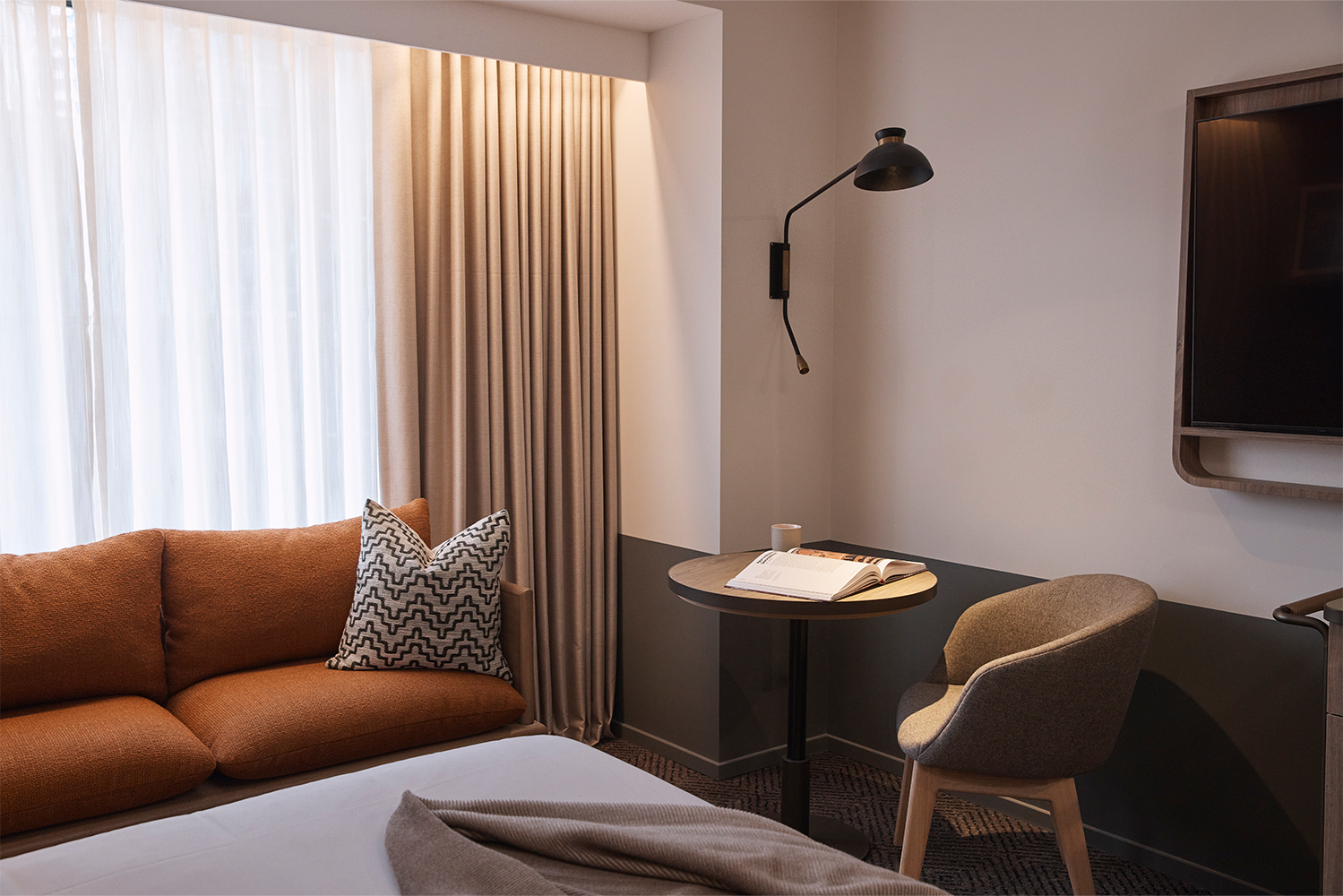 Rydges Melbourne_Rydges Twin Room_Working Space