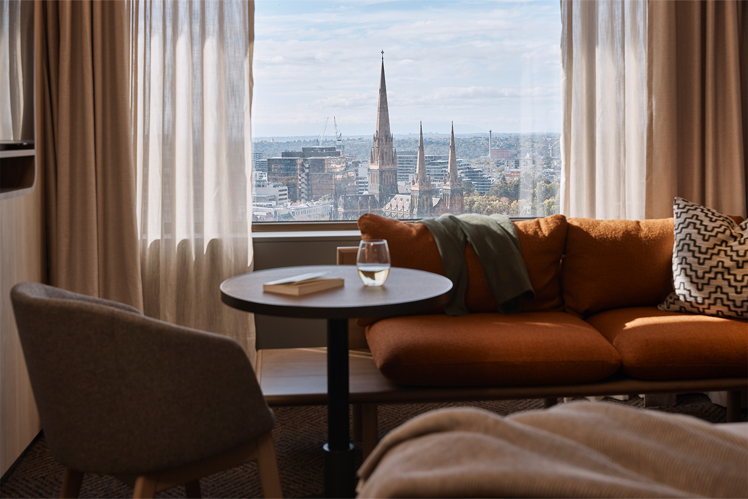 Rydges Melbourne_Deluxe Corner King Room View