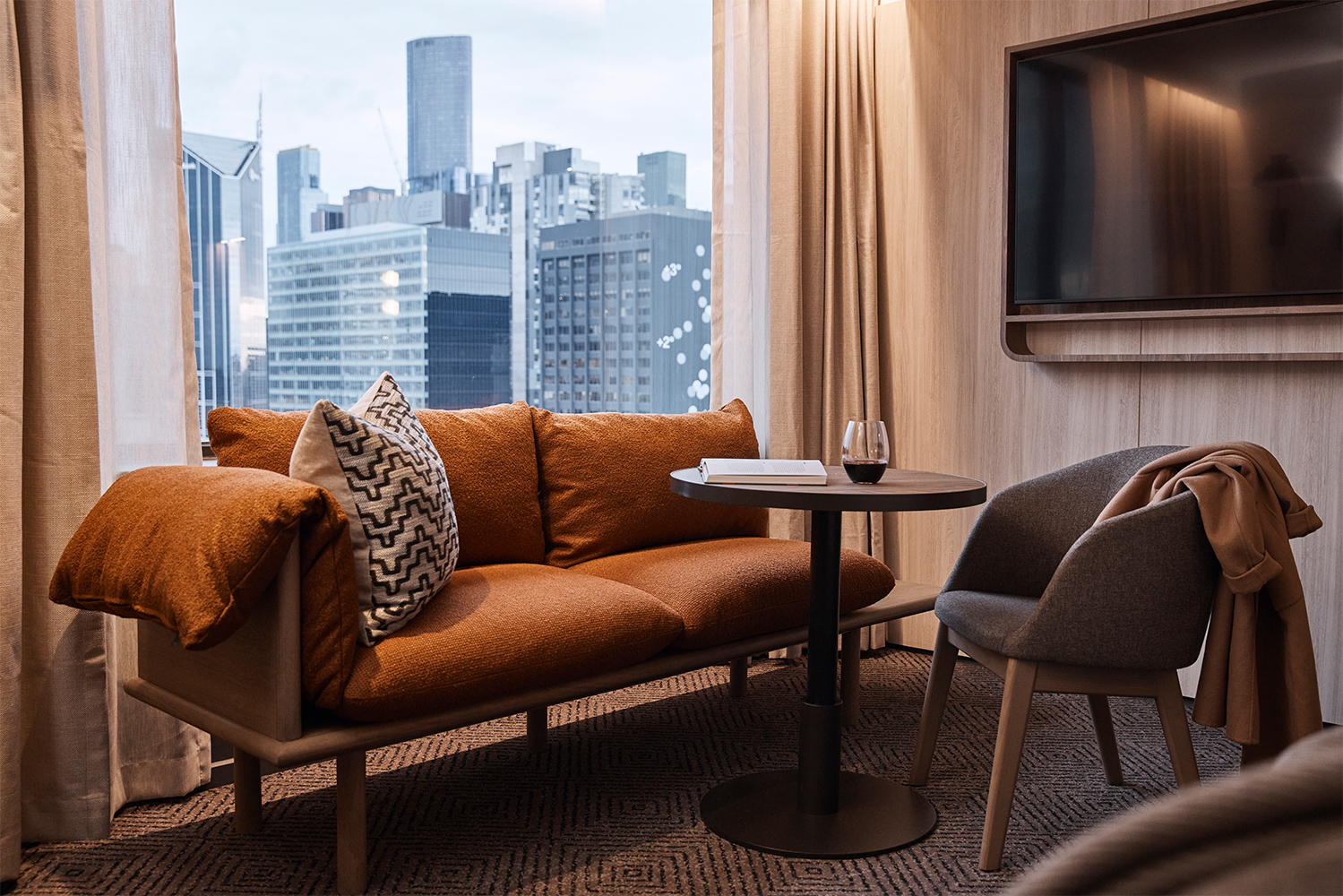 Rydges Melbourne_Deluxe Corner King Room_City View