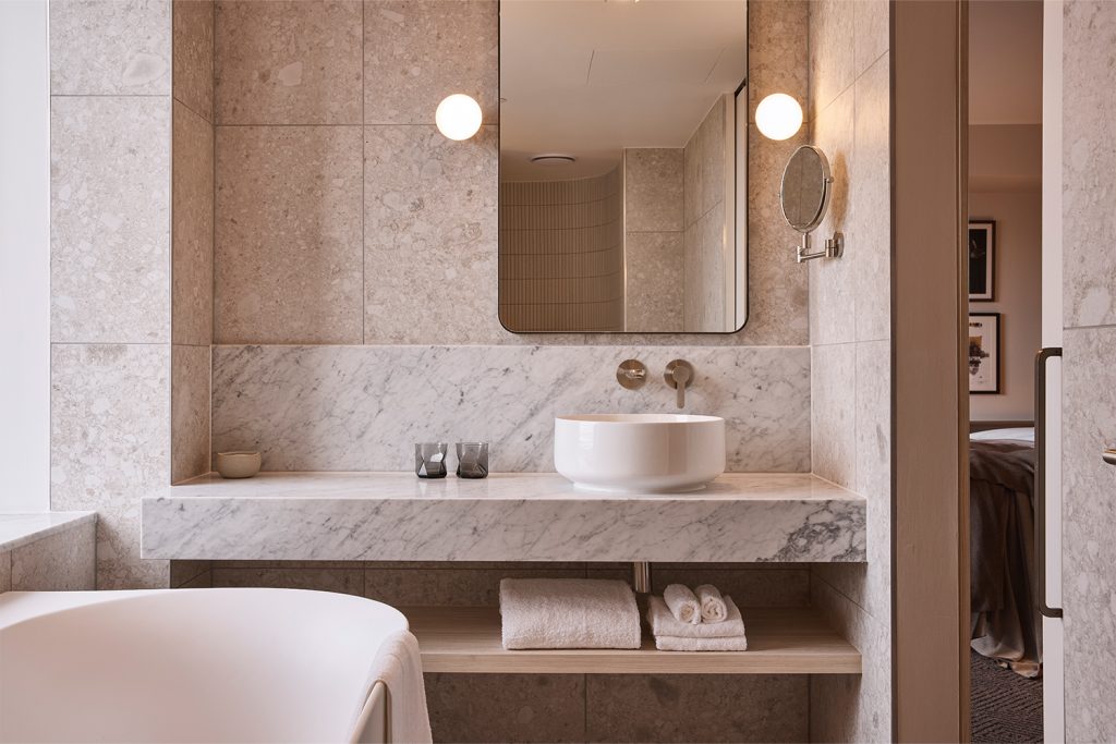 Rydges Melbourne_Deluxe Corner King Room_Bathroom