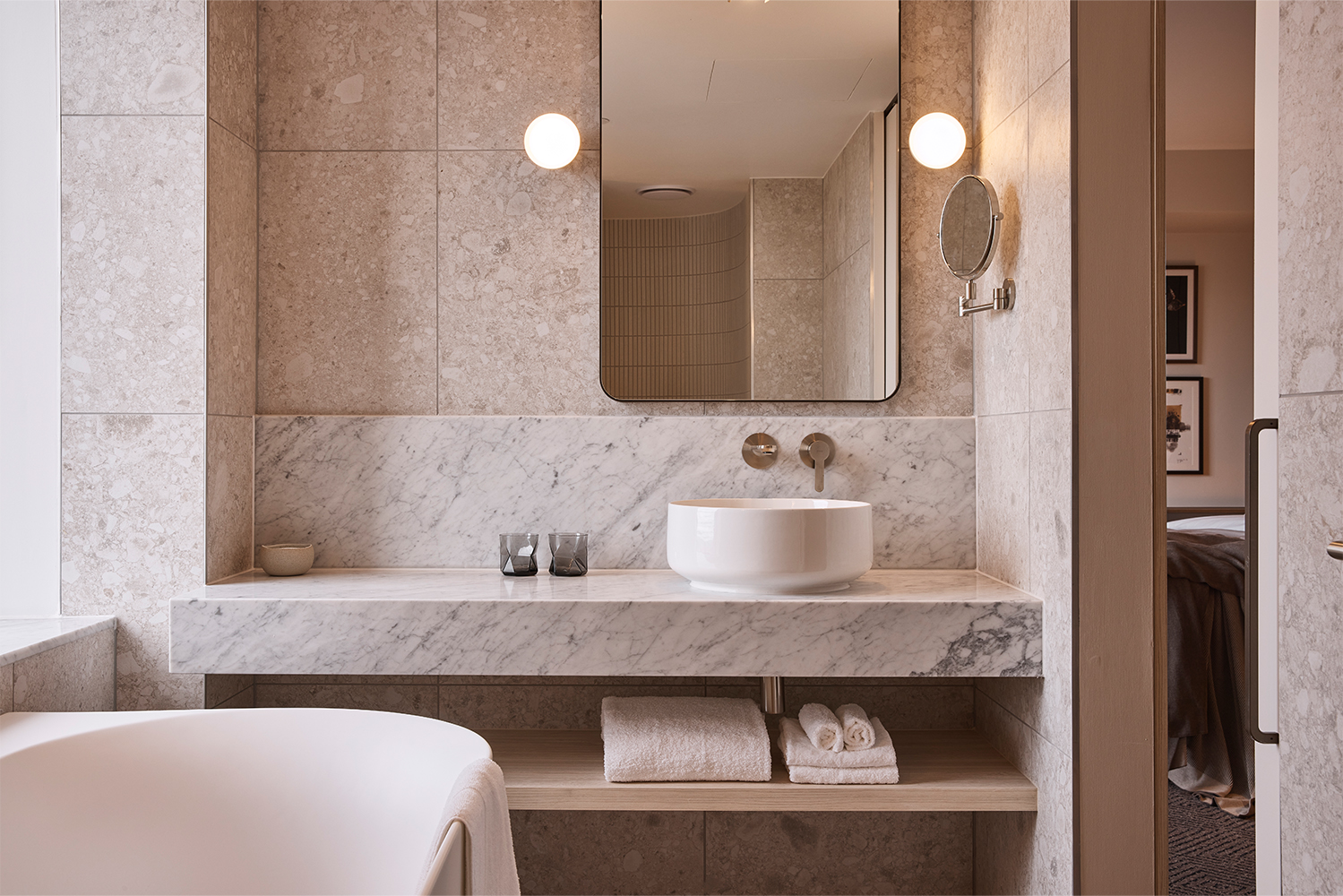 Rydges Melbourne_Deluxe Corner King Room_Bathroom