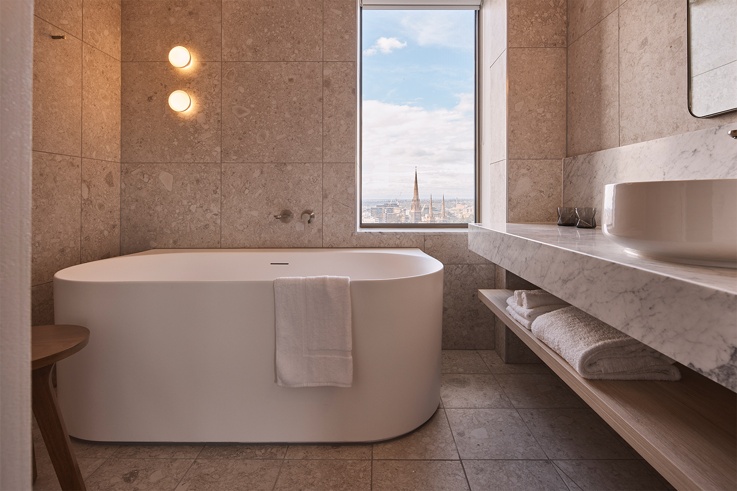 Rydges Melbourne_Deluxe Corner King Room_Bathroom