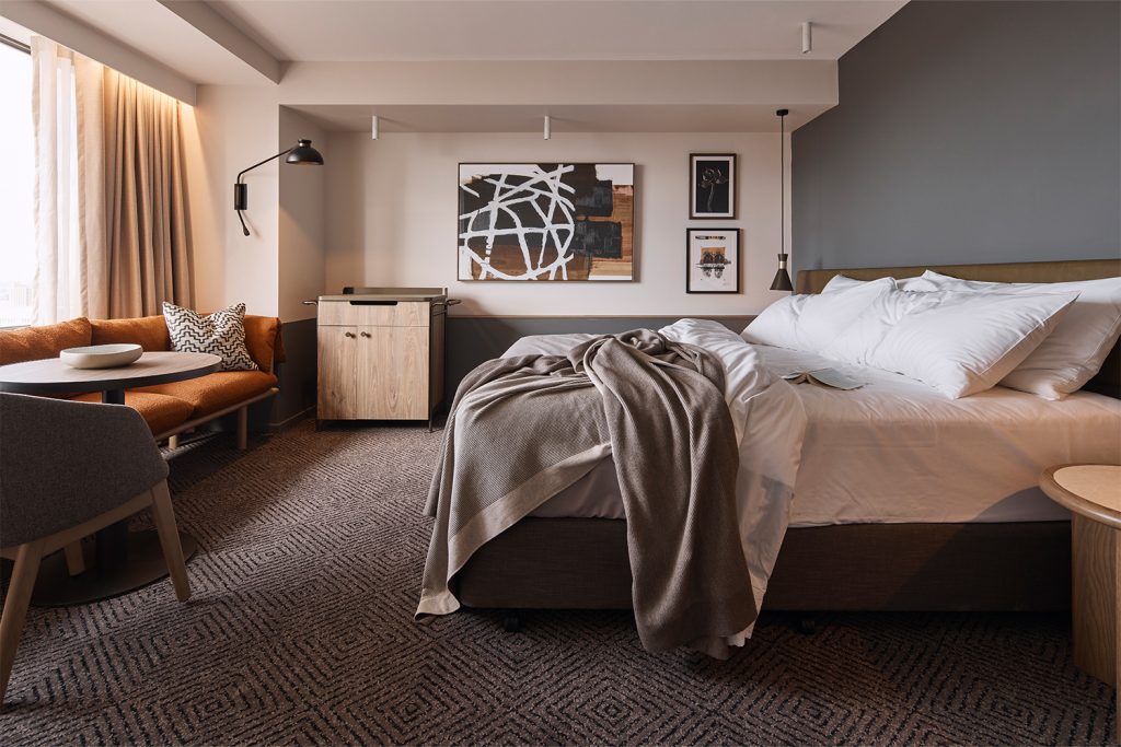 Rydges Melbourne_Rydges Deluxe Corner Room_Bedroom