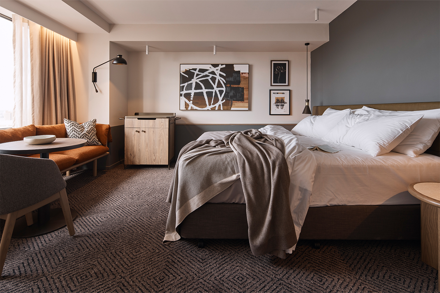 Rydges Melbourne_Rydges Deluxe Corner Room_Bedroom