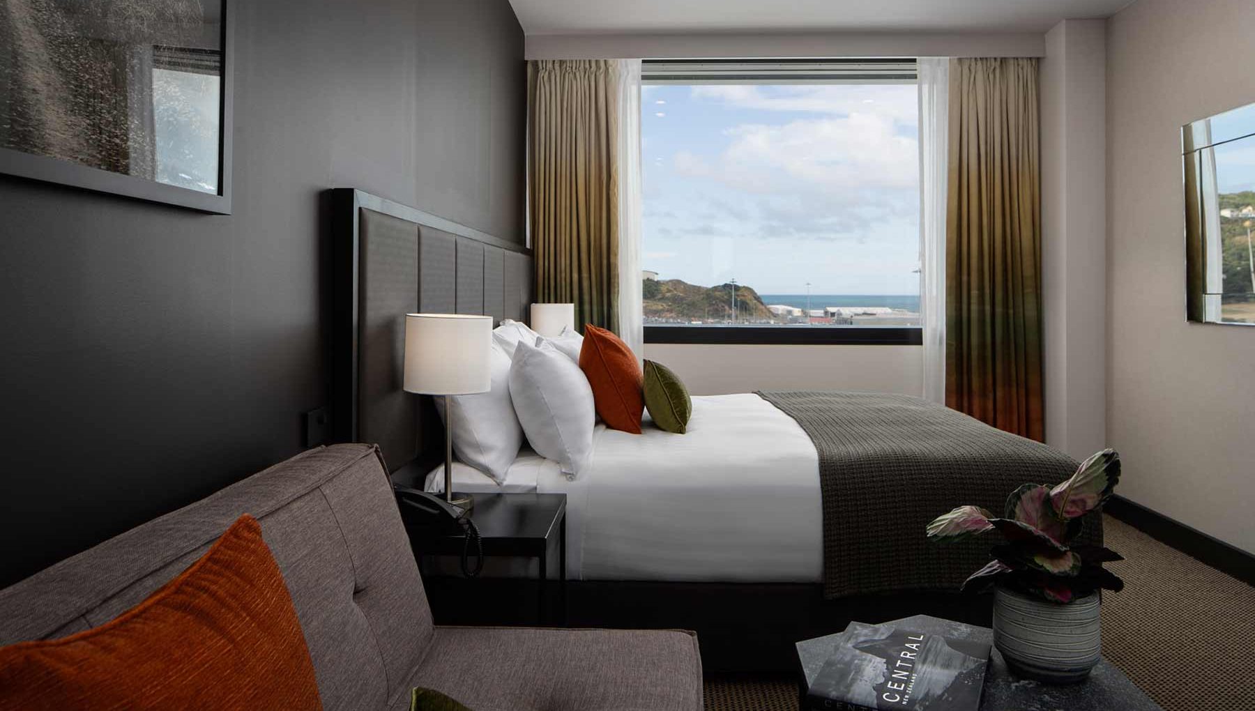 Superior South King Room Rydges Wellington Airport
