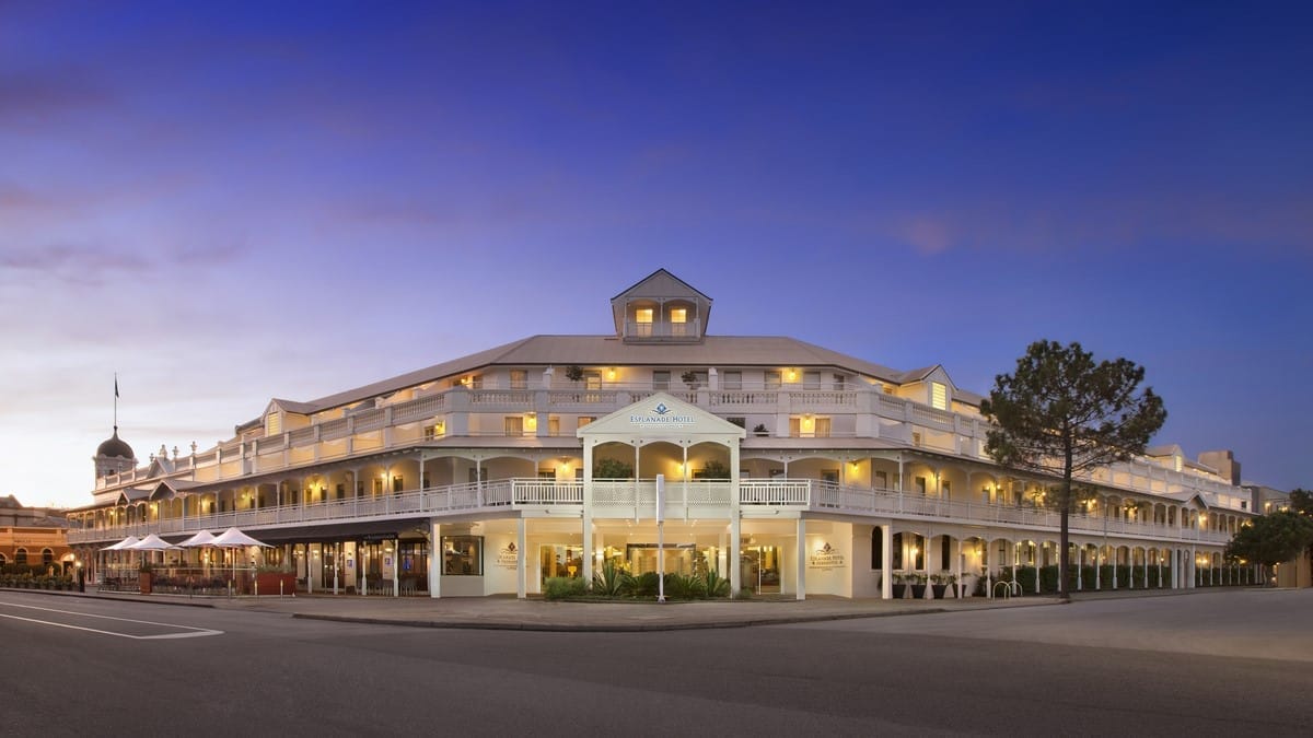 Rydges Esplanade Fremantle - Exterior in the Evening
