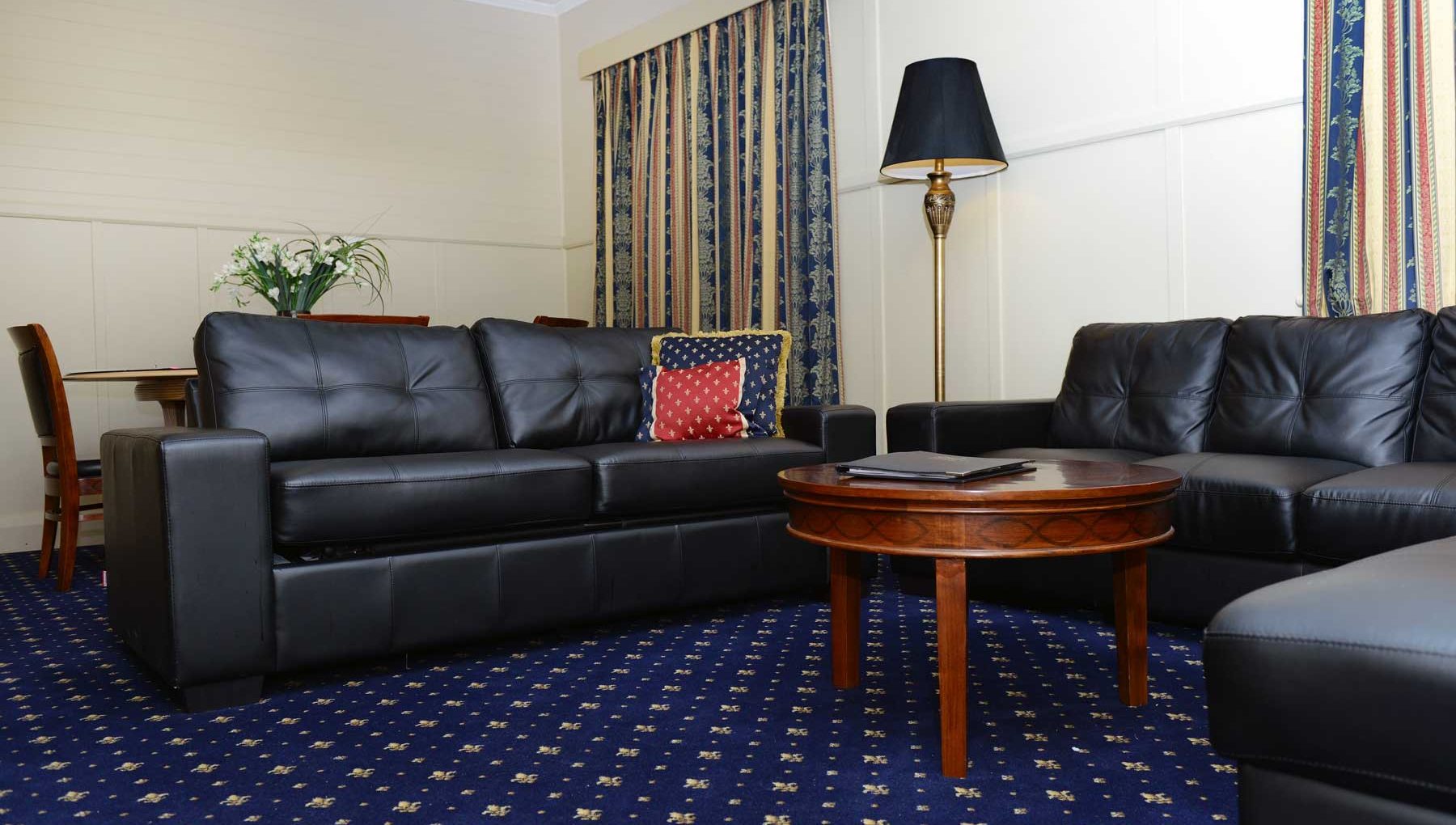 Cottage Front - Living Room - Powerhouse Hotel Armidale