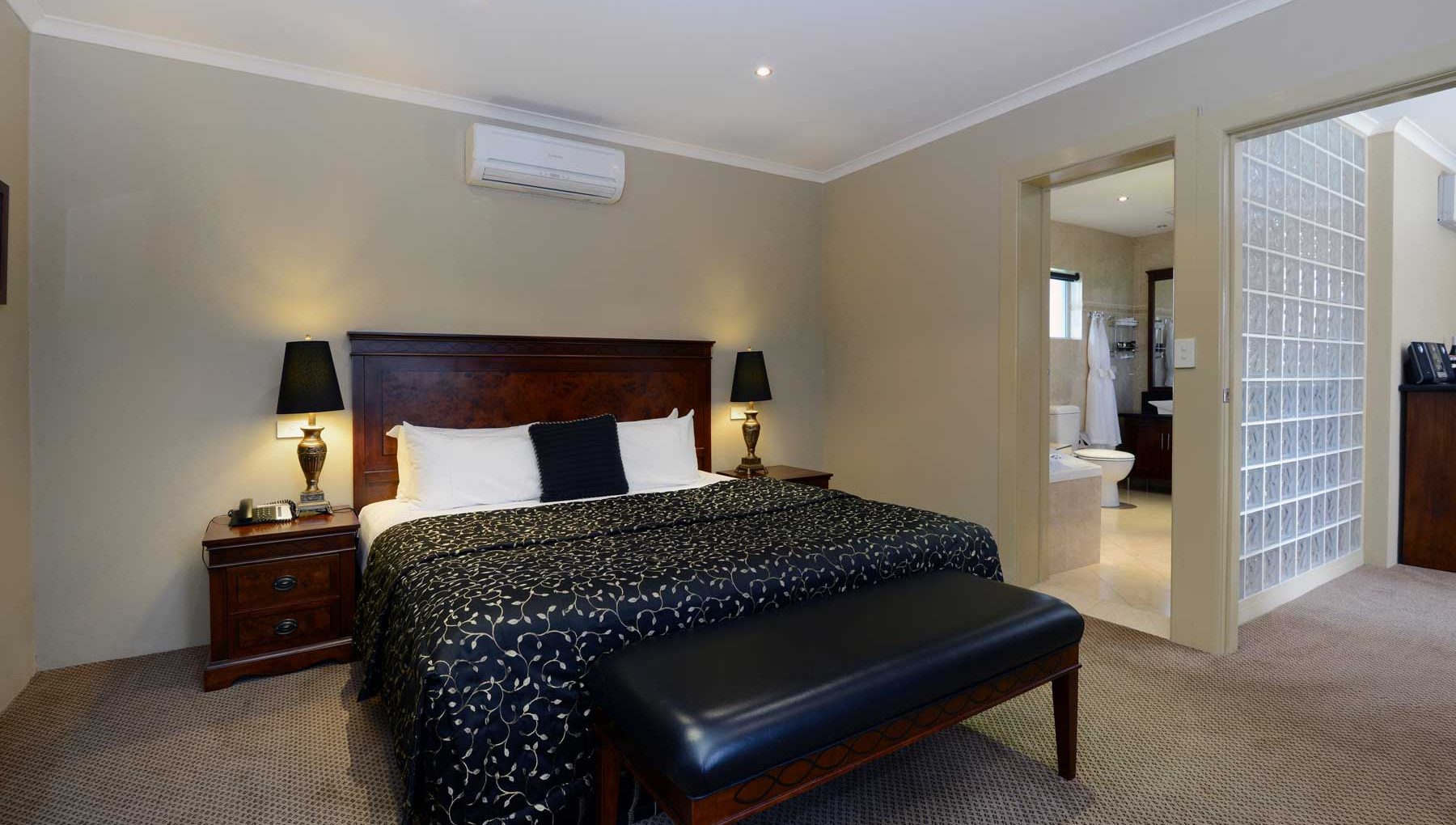 Executive King Spa Suite - Bedroom - Rydges Armidale