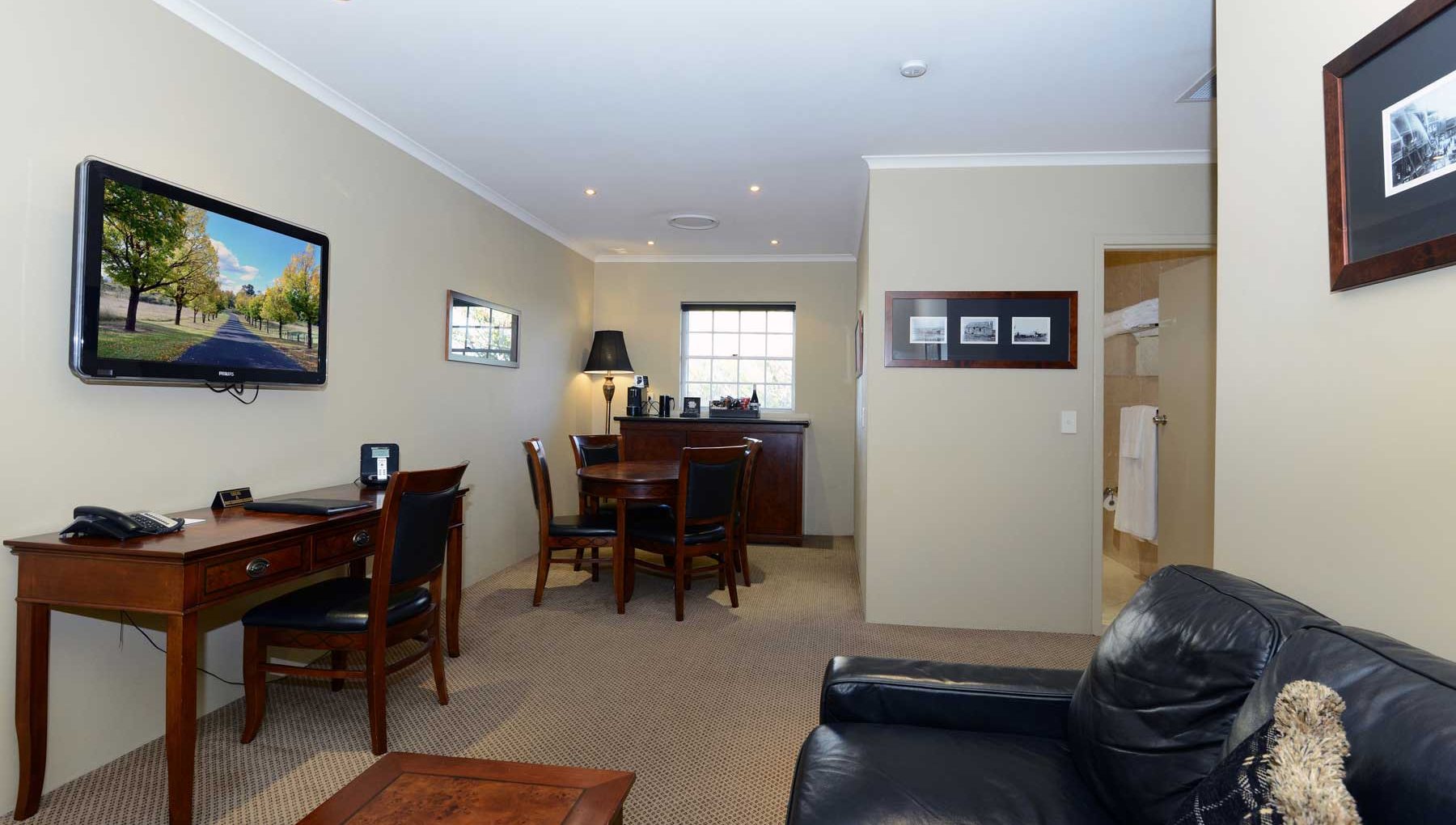 Executive King Spa Suite - Living Room 2 - Rydges Armidale