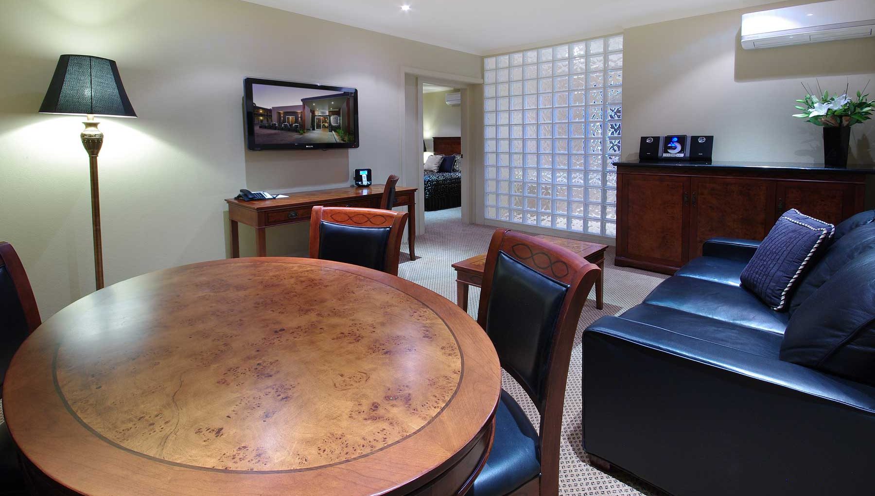 Executive King Spa Suite - Living Room 3 - Rydges Armidale