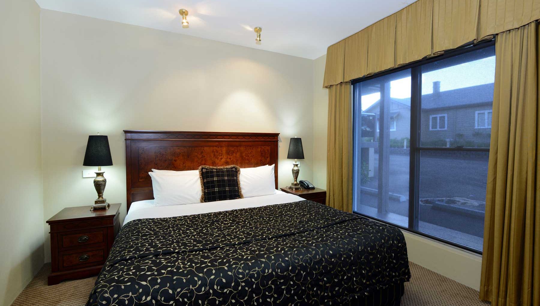 Executive King Suite - Bedroom - Rydges Armidale