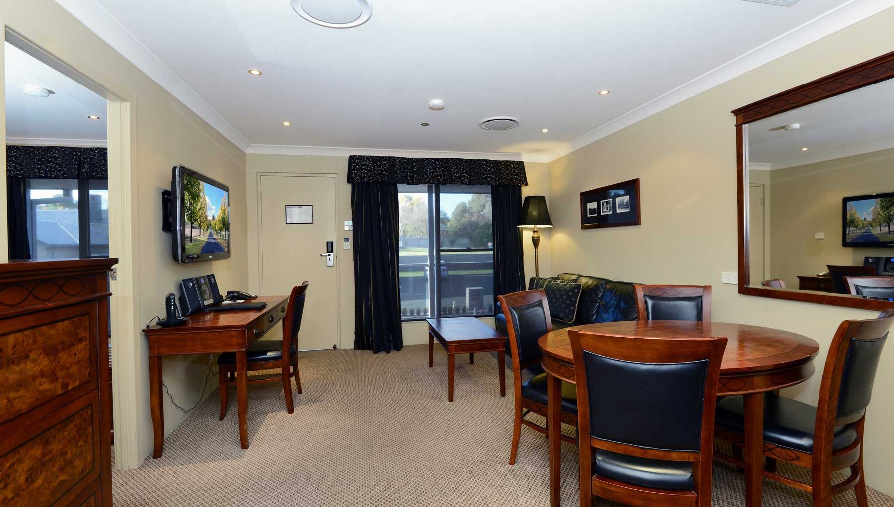 Executive King Suite - Living Room - Rydges Armidale