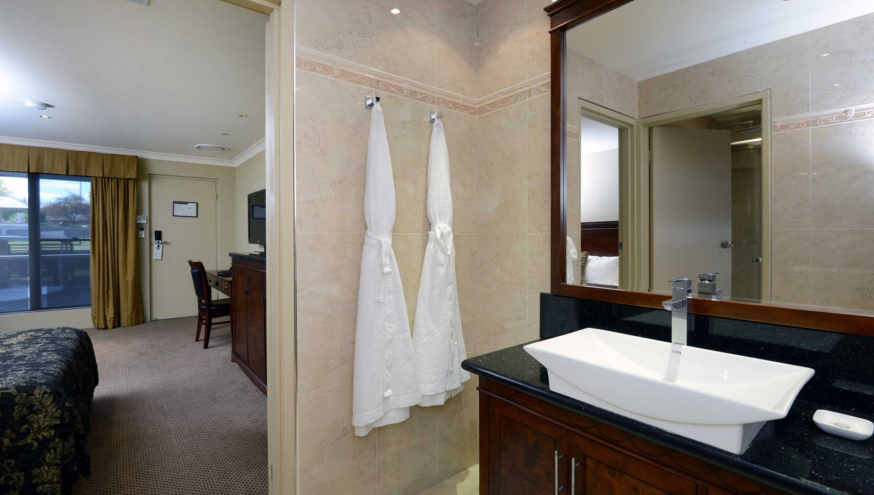 Family Room - Main Bedroom En-suite - Rydges Armidale