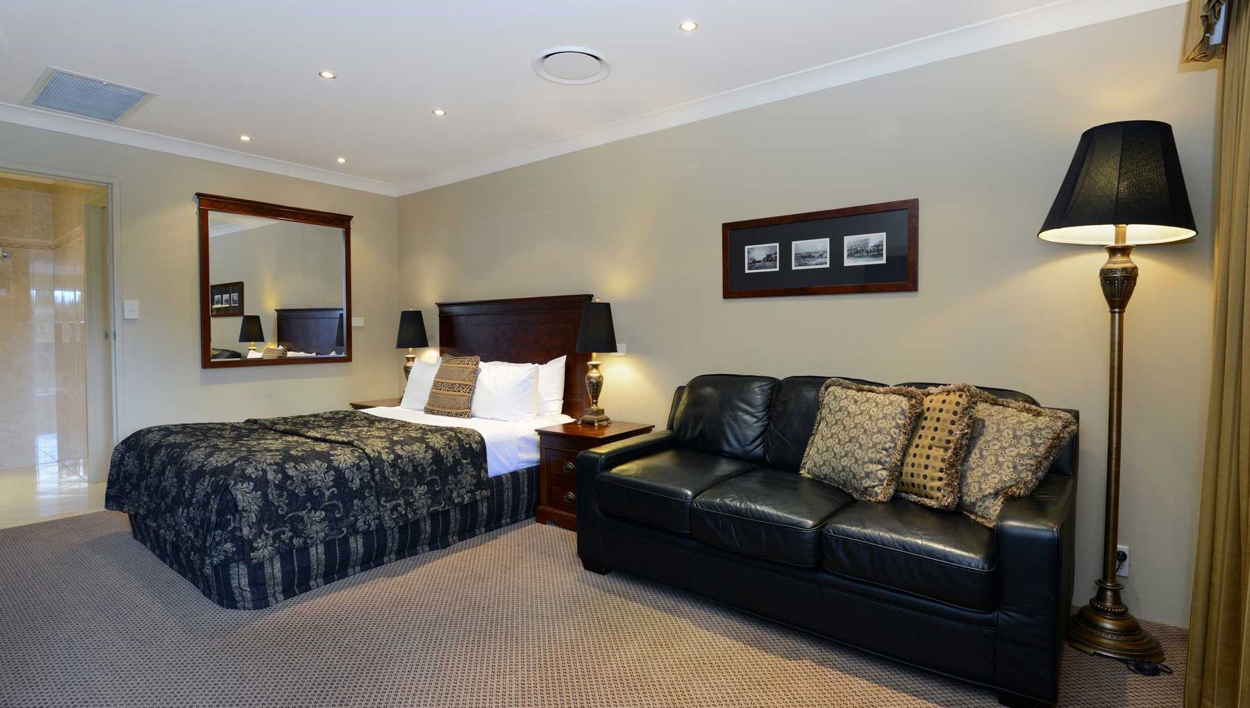 Family Room - Main Bedroom - Rydges Armidale