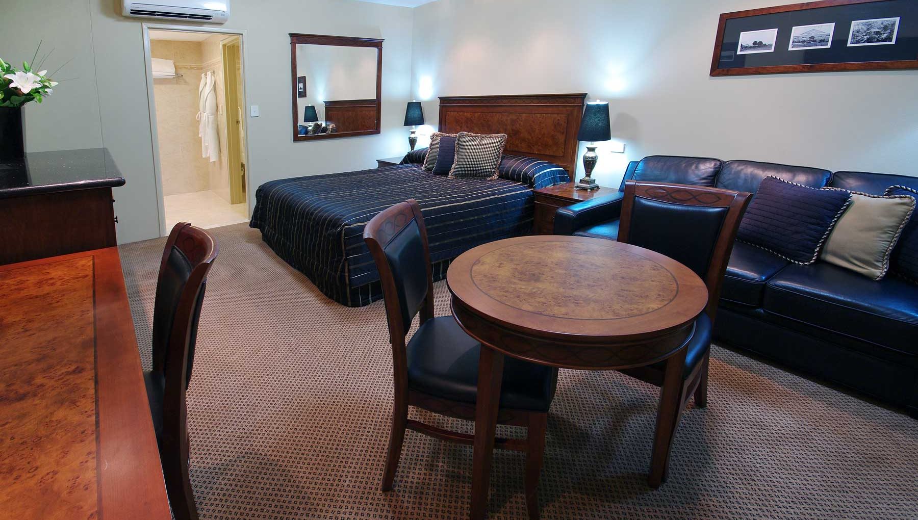 Premium King Room - Bed and Couch - Rydges Armidale