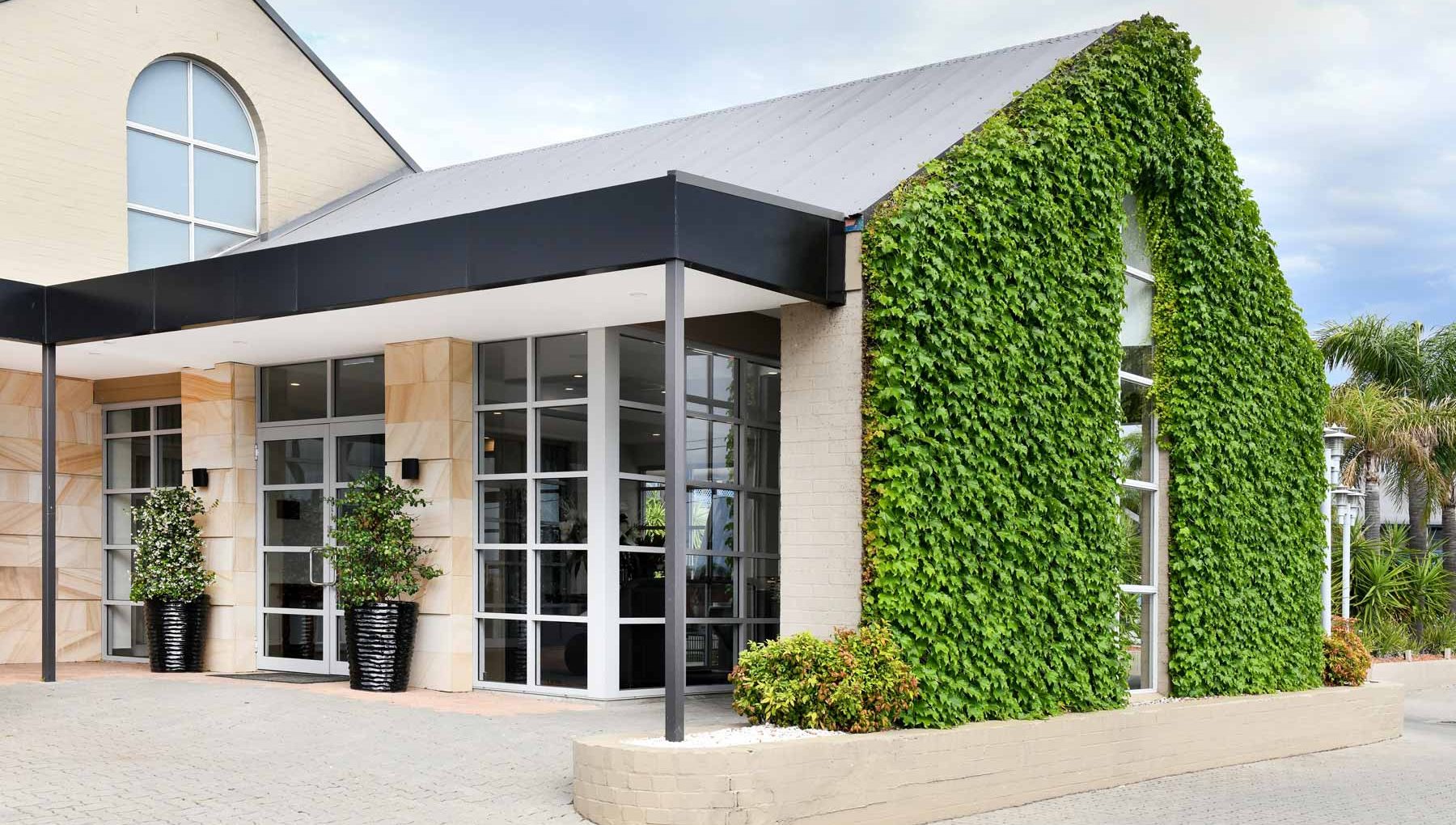 Powerhouse Hotel Tamworth - Exterior Vines