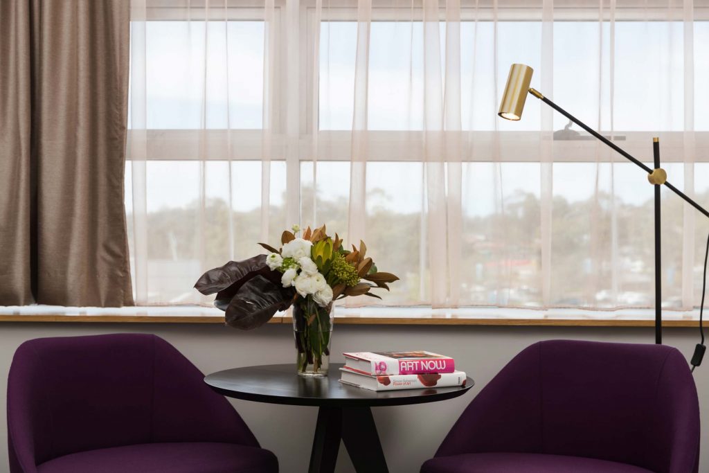 Rydges Campbelltown - Executive King Room - Reading Corner