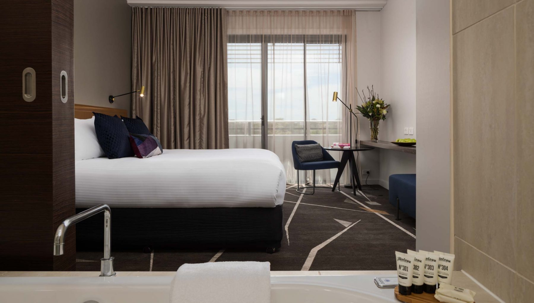 Rydges Campbelltown - Executive Spa Room - Bed and Bath