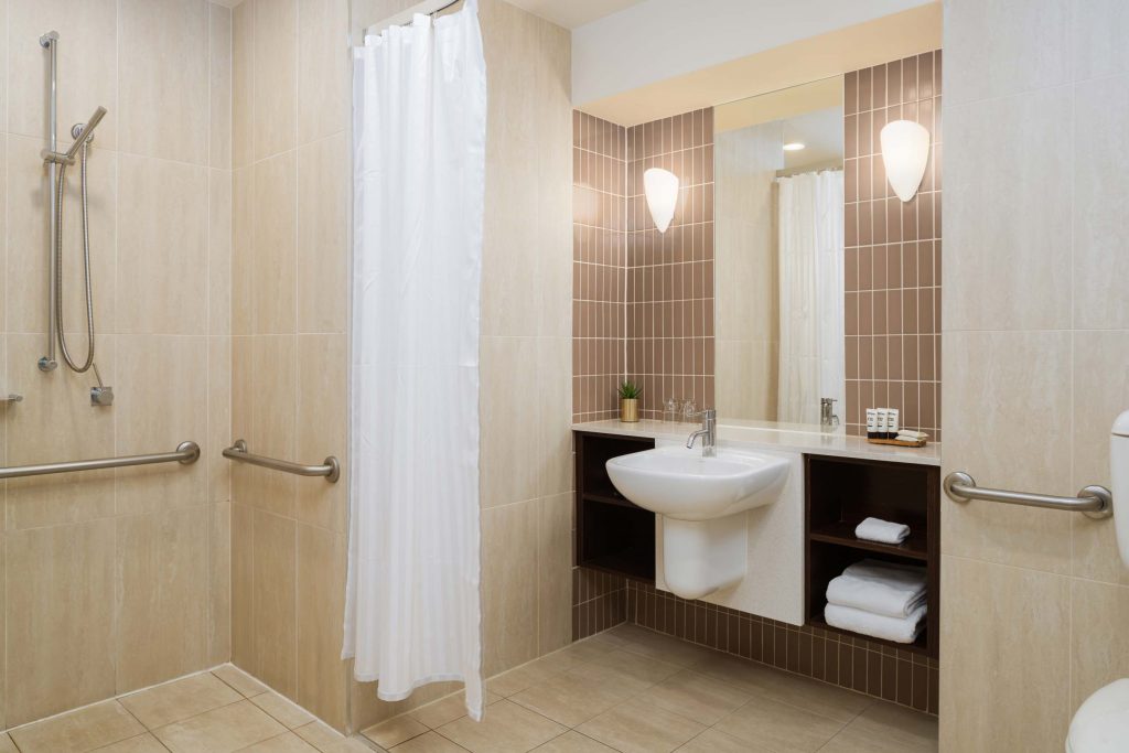 Rydges Campbelltown - Wheelchair Accessible Room - Bathroom