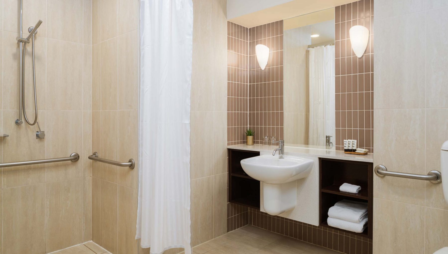 Rydges Campbelltown - Wheelchair Accessible Room - Bathroom