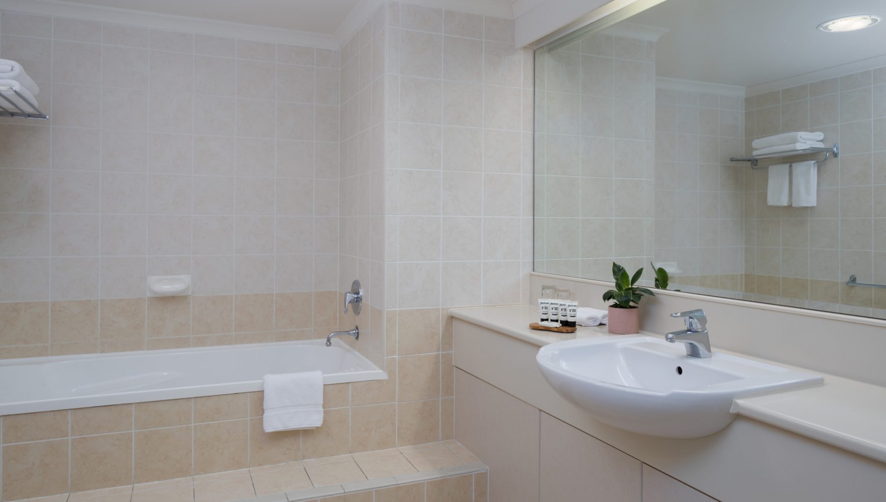 rydges norwest guestroom bath