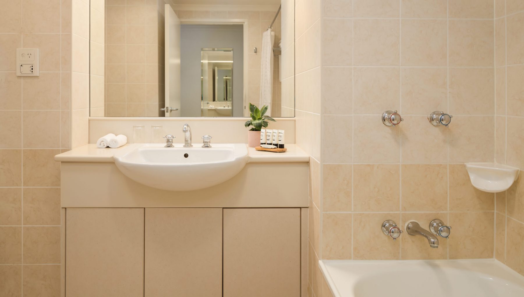 rydges norwest guestroom bath