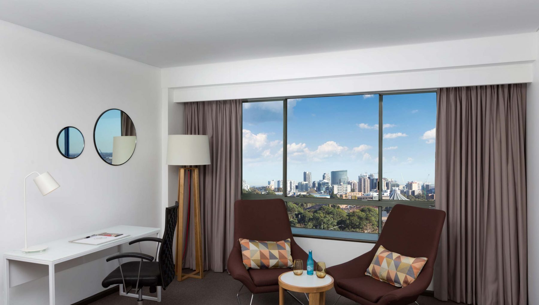 Rydges Parramatta - Deluxe Twin Room - Reading Corner