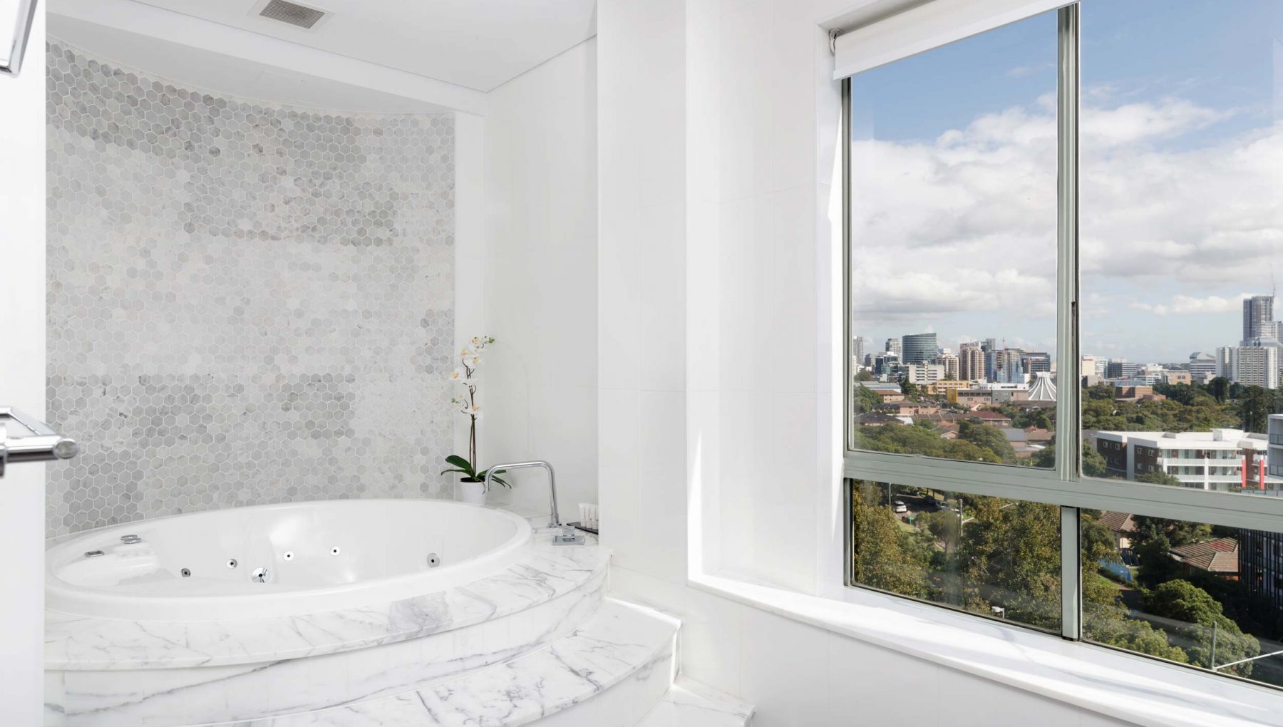 Rydges Parramatta - Strawberry Road Penthouse - Bathroom