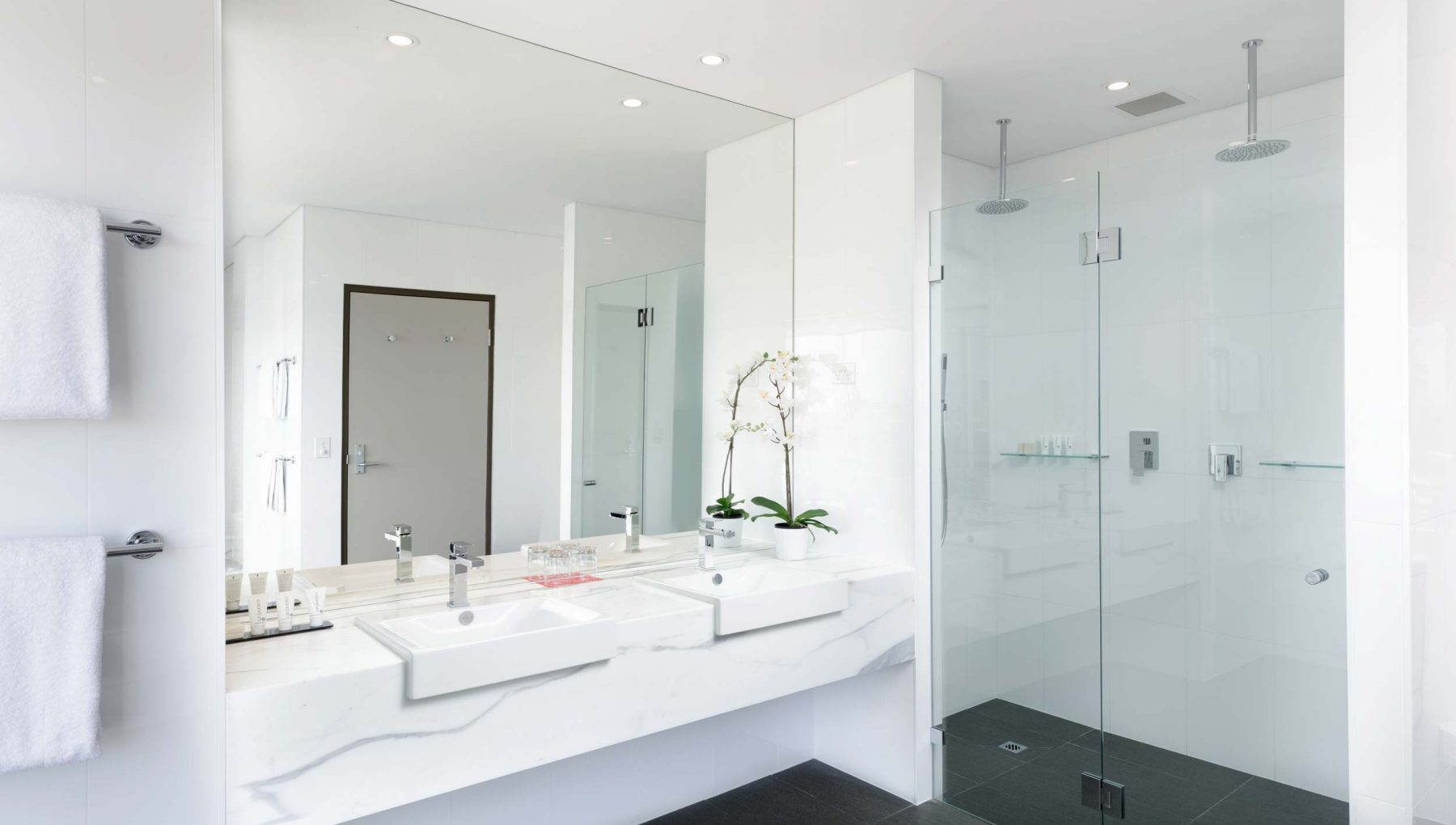 Rydges Parramatta - Strawberry Road Penthouse - Shower