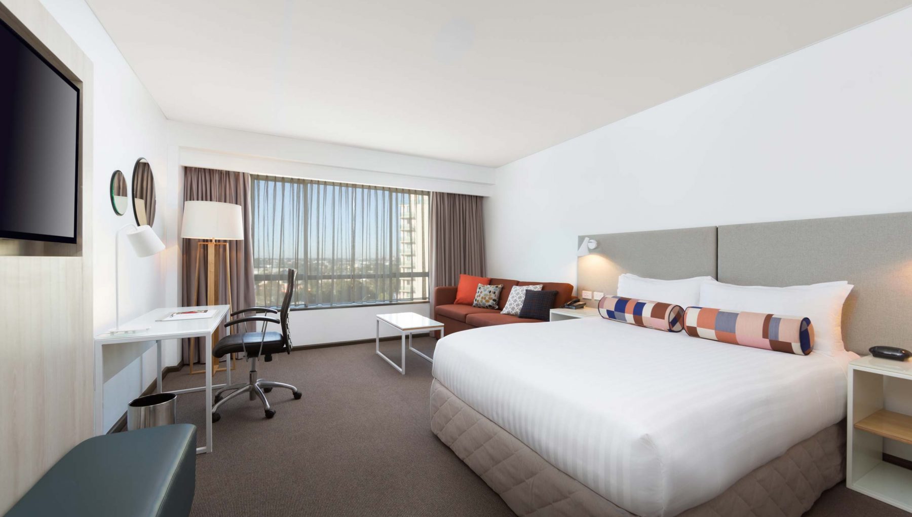 Rydges Parramatta - Superior Queen Room - Bed and Study