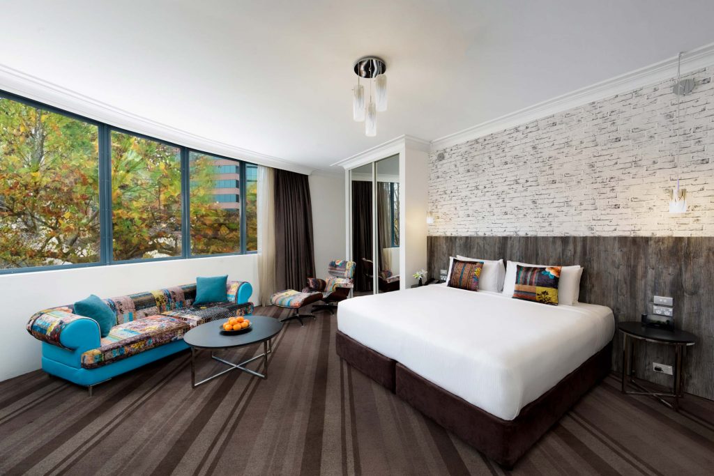 Rydges Sydney Central - Studio Suite - Bed and Lounge